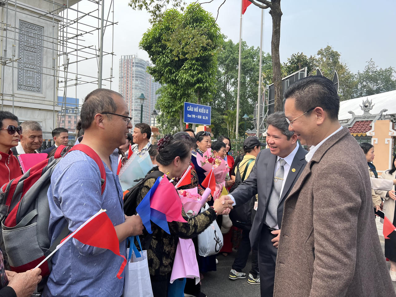 Đón đoàn khách du lịch đầu tiên nhập cảnh vào Việt Nam qua cửa khẩu Quốc tế Lào Cai sau COVID-19