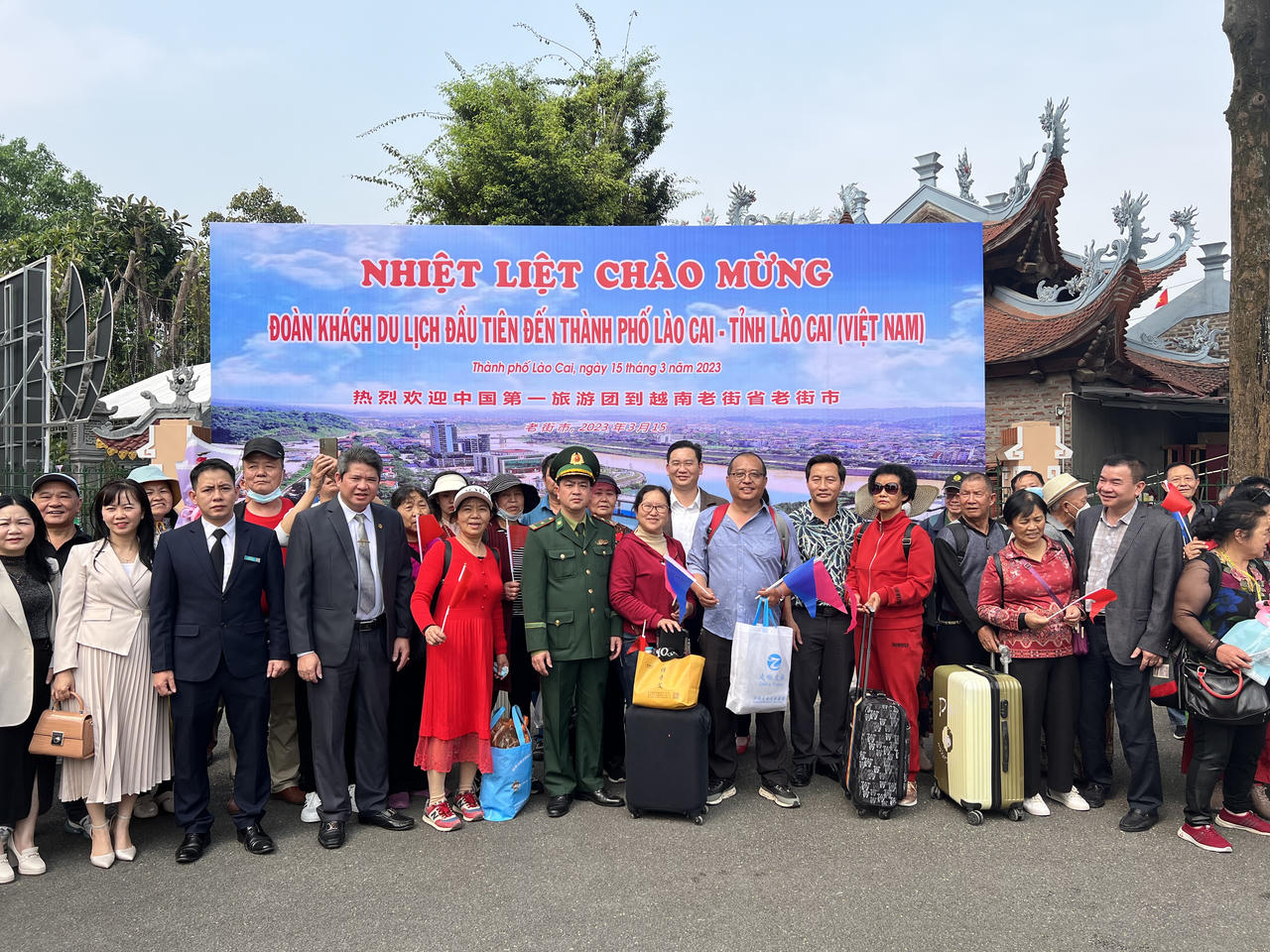 Đón đoàn khách du lịch đầu tiên nhập cảnh vào Việt Nam qua cửa khẩu Quốc tế Lào Cai sau COVID-19