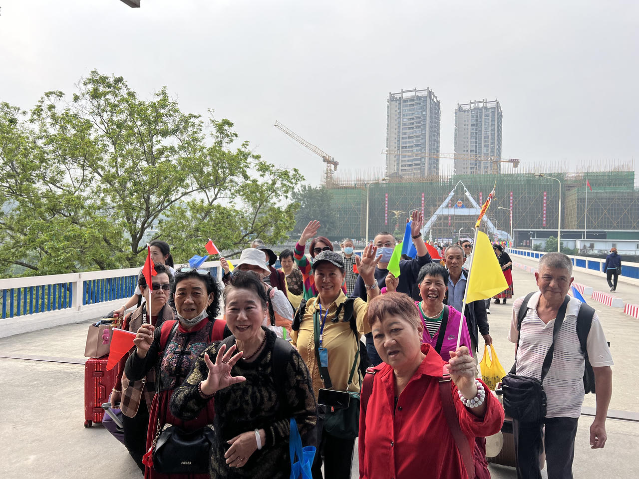 Đón đoàn khách du lịch đầu tiên nhập cảnh vào Việt Nam qua cửa khẩu Quốc tế Lào Cai sau COVID-19