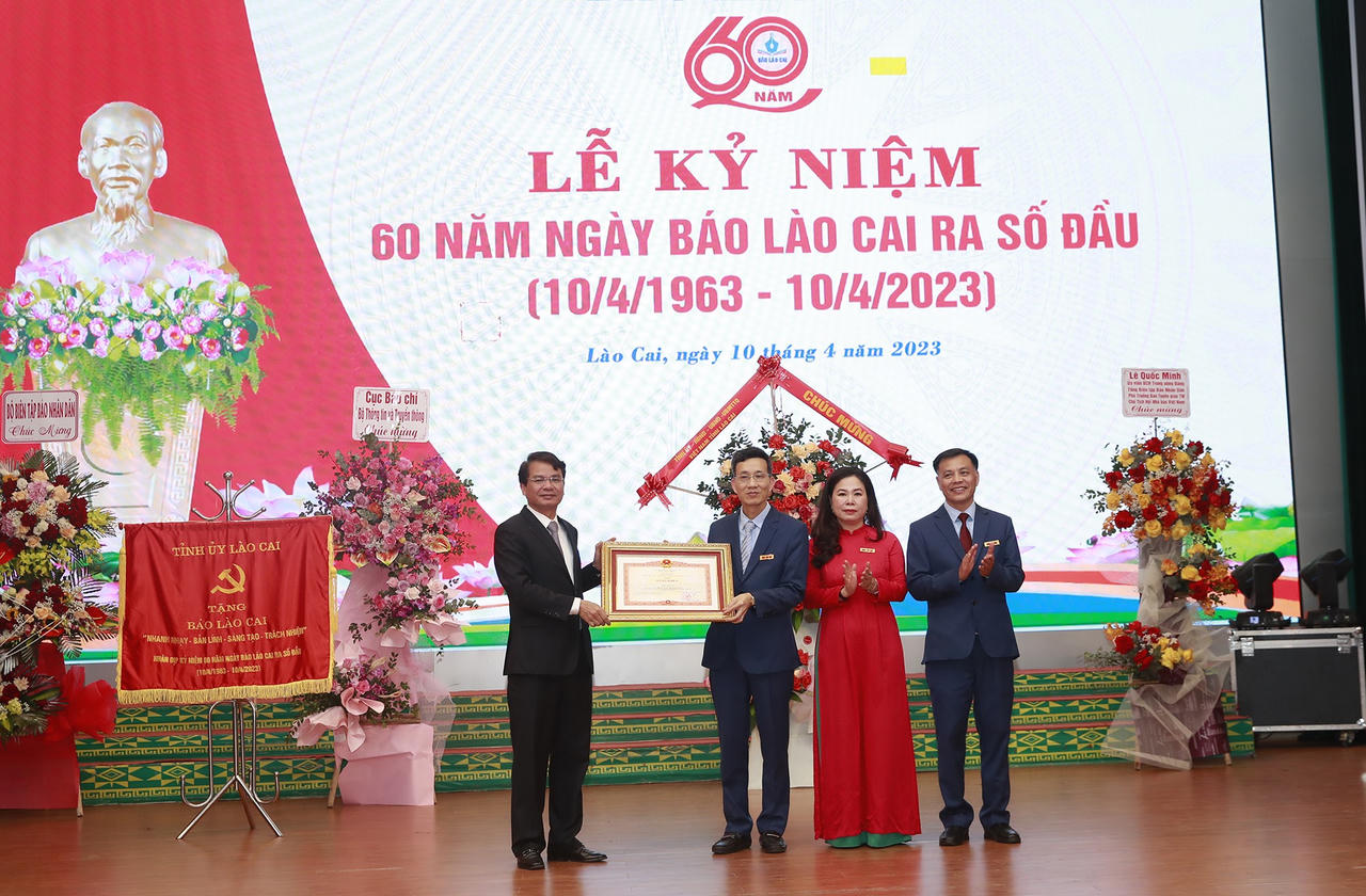 Báo Lào Cai vinh dự đón nhận bằng khen của Thủ tướng Chính phủ