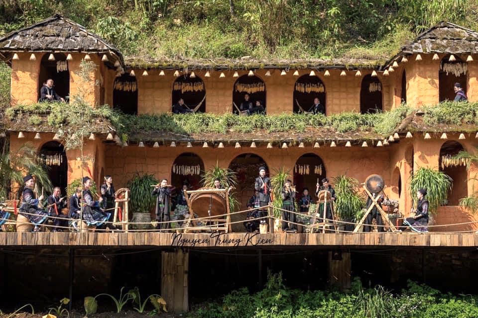 “The Cat Cat Show” – Nghiêng về bên nhau