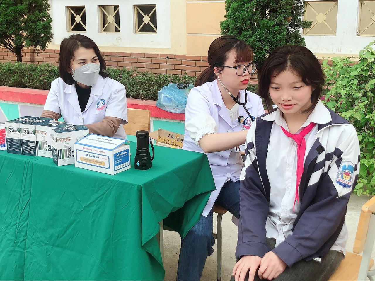 Bệnh viện sản nhi tỉnh Lào Cai khám bệnh miễn phí cho học sinh tại huyện Bát Xát