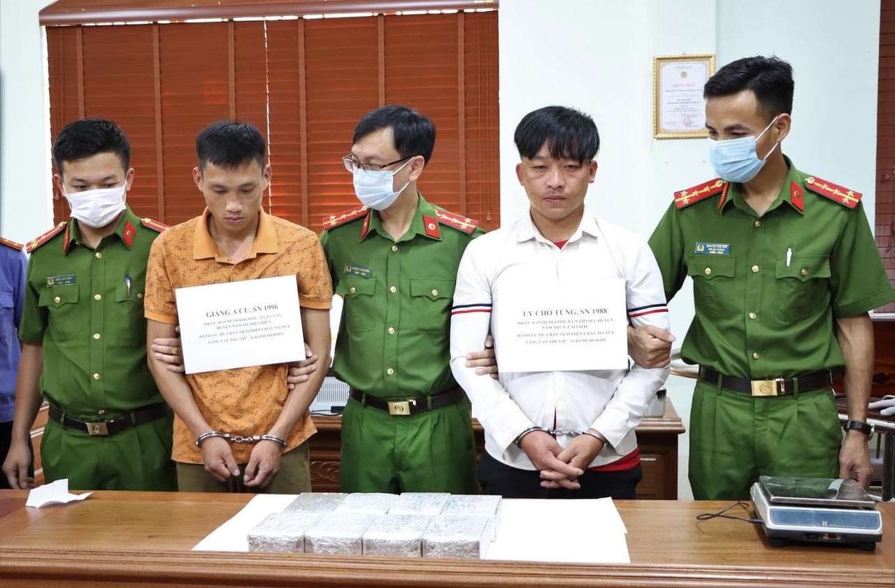 Lai Châu: Bắt 2 đối tượng mua bán trái phép 16 bánh heroin
