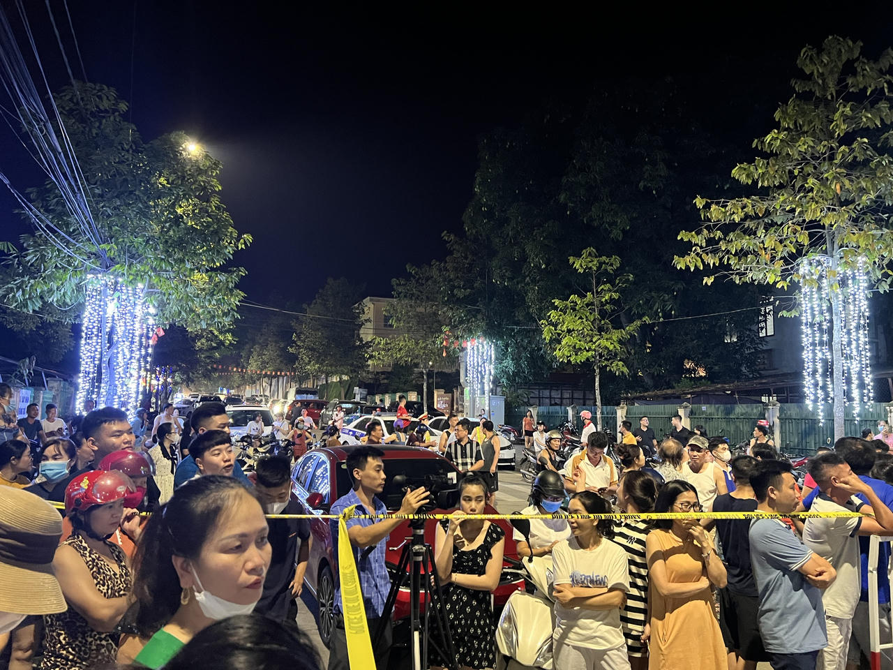 Cảnh sát phong tỏa khu vực nhà cựu Bí thư Lào Cai: Người dân đứng chật đường theo dõi diễn biến