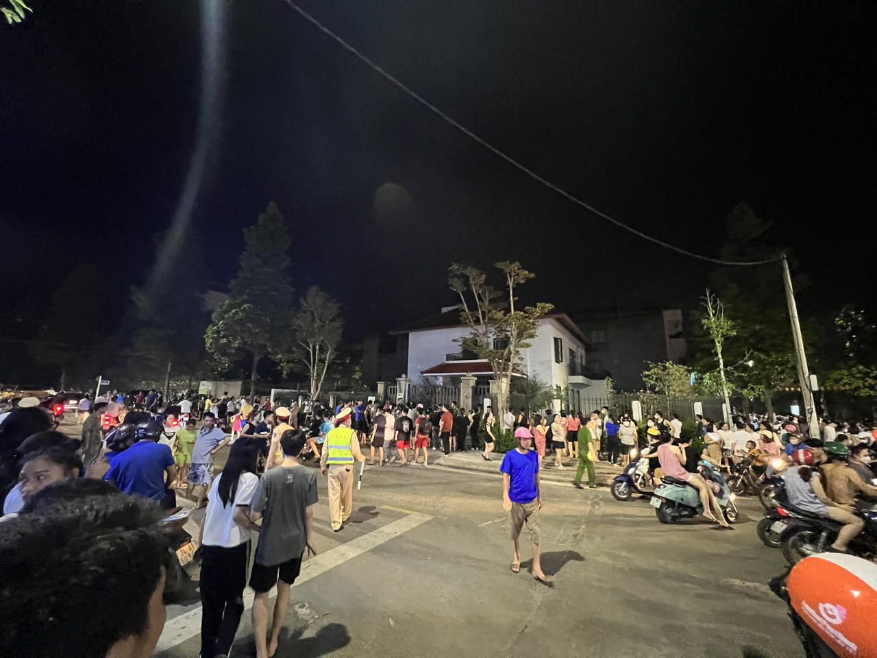 Cảnh sát phong tỏa khu vực nhà cựu Bí thư Lào Cai: Người dân đứng chật đường theo dõi diễn biến