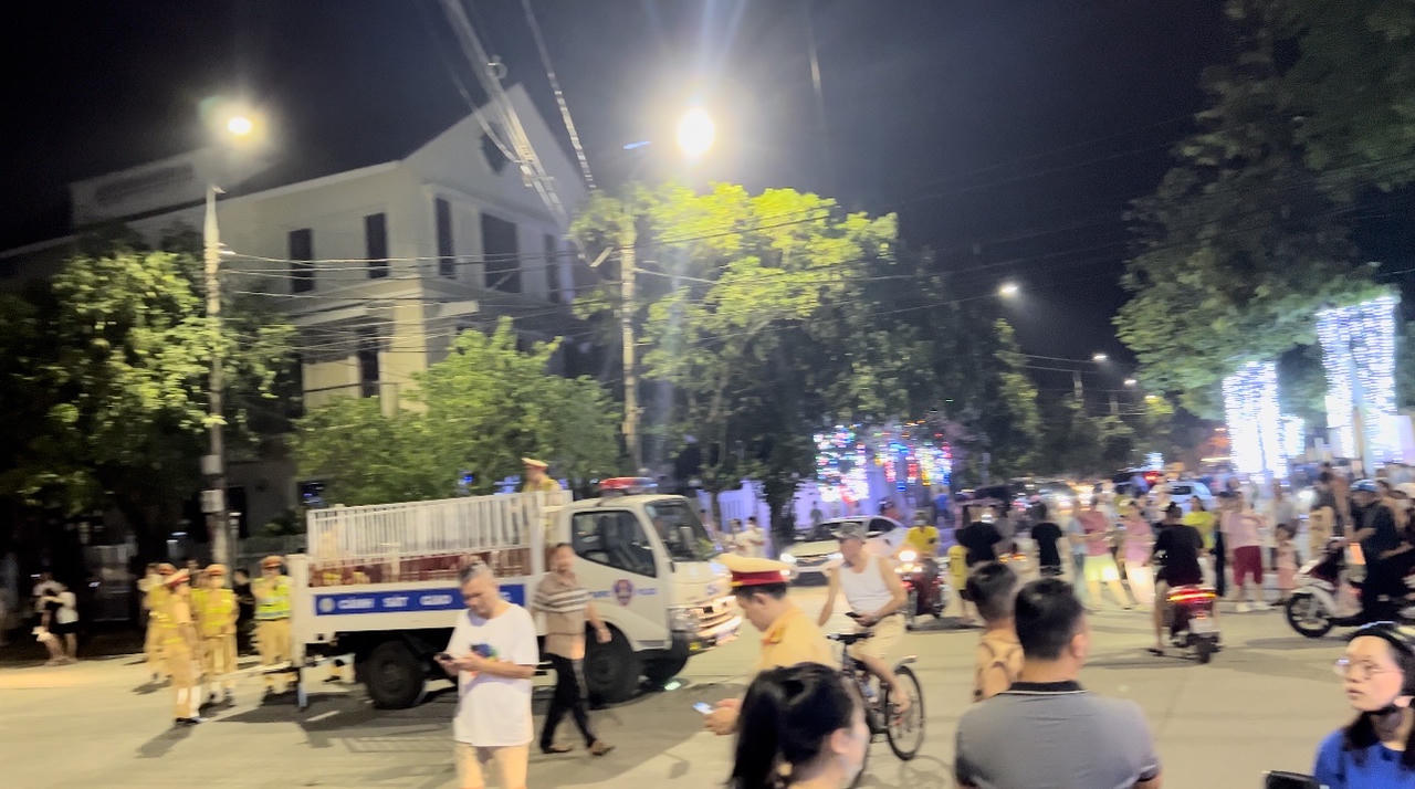 Cảnh sát phong tỏa khu vực nhà cựu Bí thư Lào Cai: Người dân đứng chật đường theo dõi diễn biến