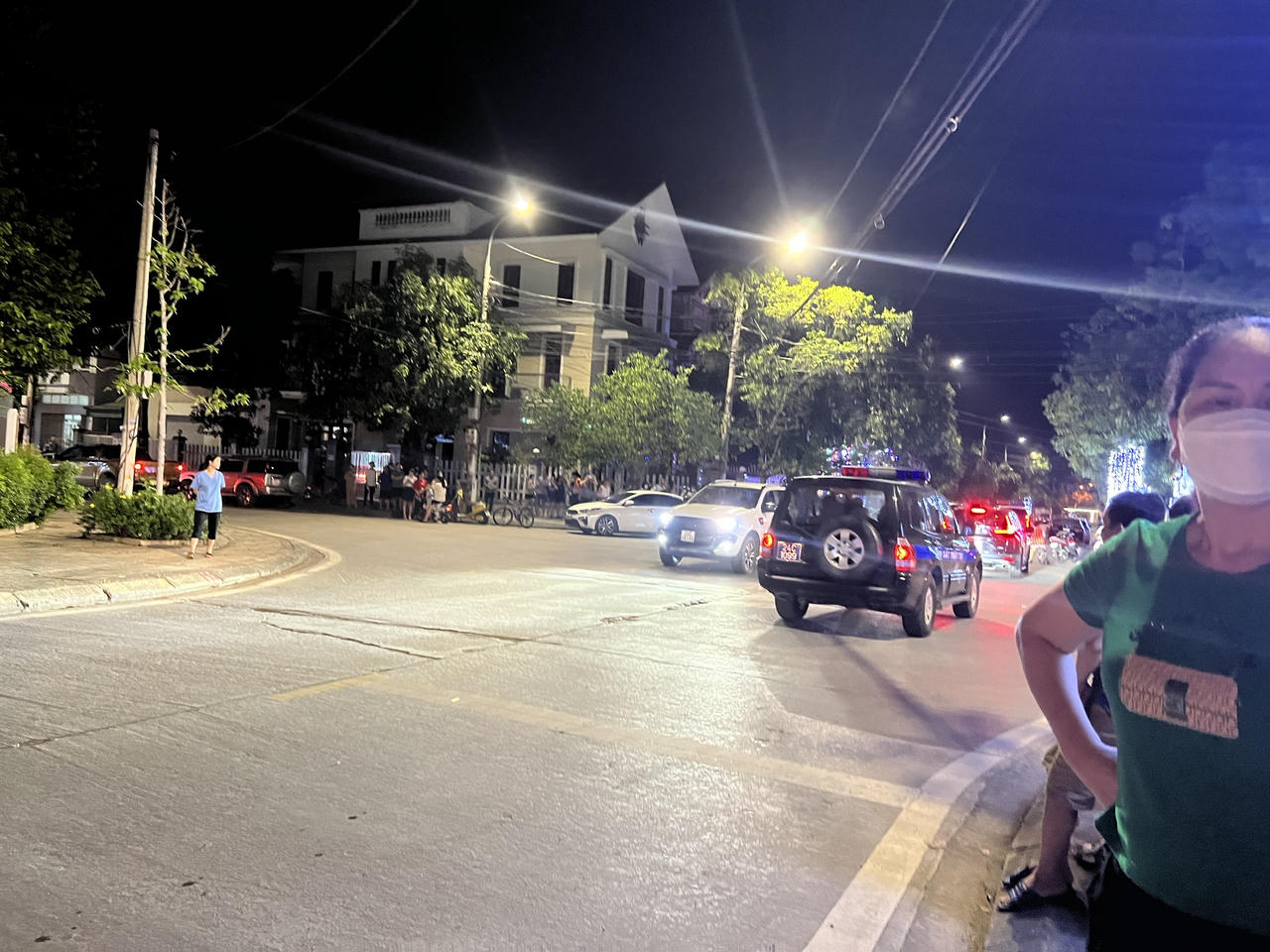 Cảnh sát phong tỏa khu vực nhà cựu Bí thư Lào Cai: Người dân đứng chật đường theo dõi diễn biến