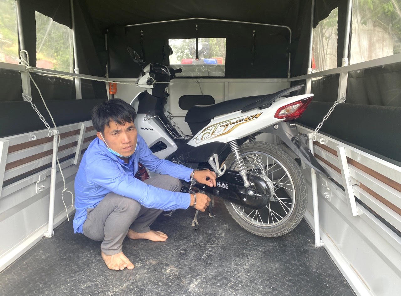 Công an Tân Uyên bắt giữ đối tượng trộm cắp xe máy nhờ nguồn báo của nhân dân