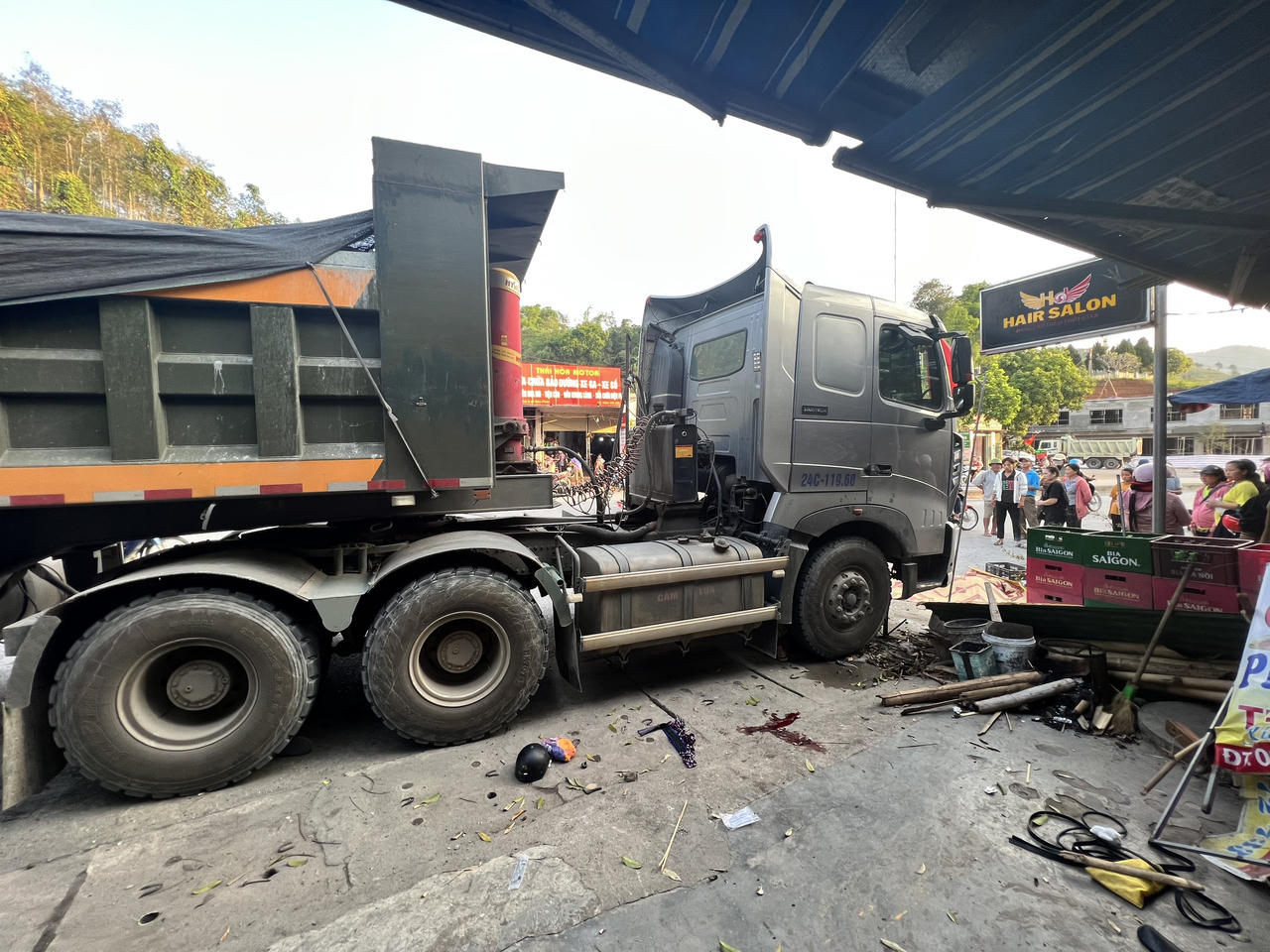 Ô tô tải va chạm xe máy 'kẹp 3', 2 người tử vong