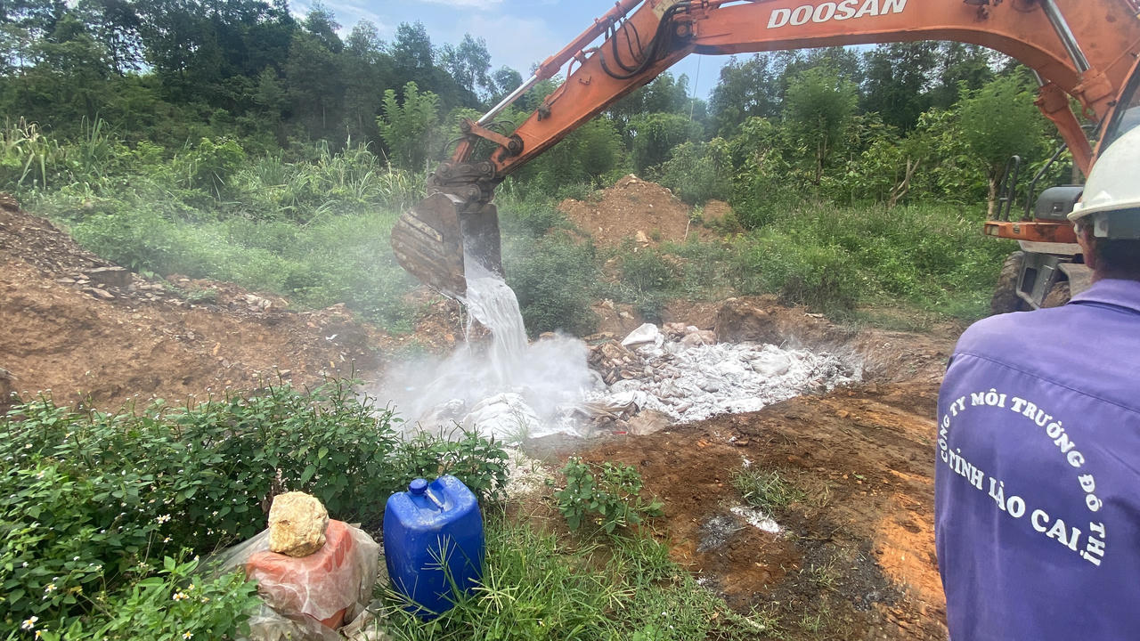 Liên tiếp thu giữ và tiêu hủy 2 lô hàng thực phẩm bẩn không rõ nguồn gốc