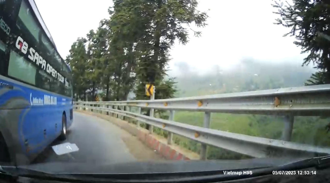 Xe khách “G8 SaPa open tour” vượt ẩu suýt đấu đầu xe con trên quốc lộ 4D