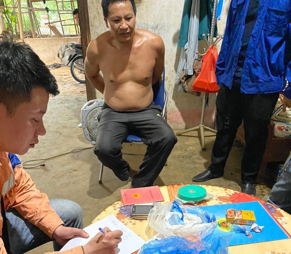 28 con chó cảnh giới việc bán ma túy tại ngôi nhà giữa đồi chè