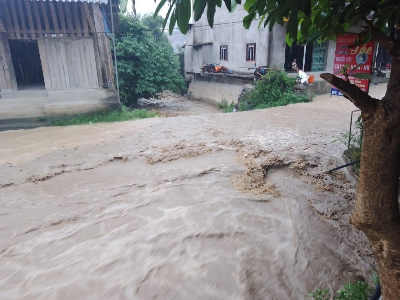 Lào cai: 1 người chết, hàng trăm ngôi nhà bị ảnh hưởng do mưa lũ