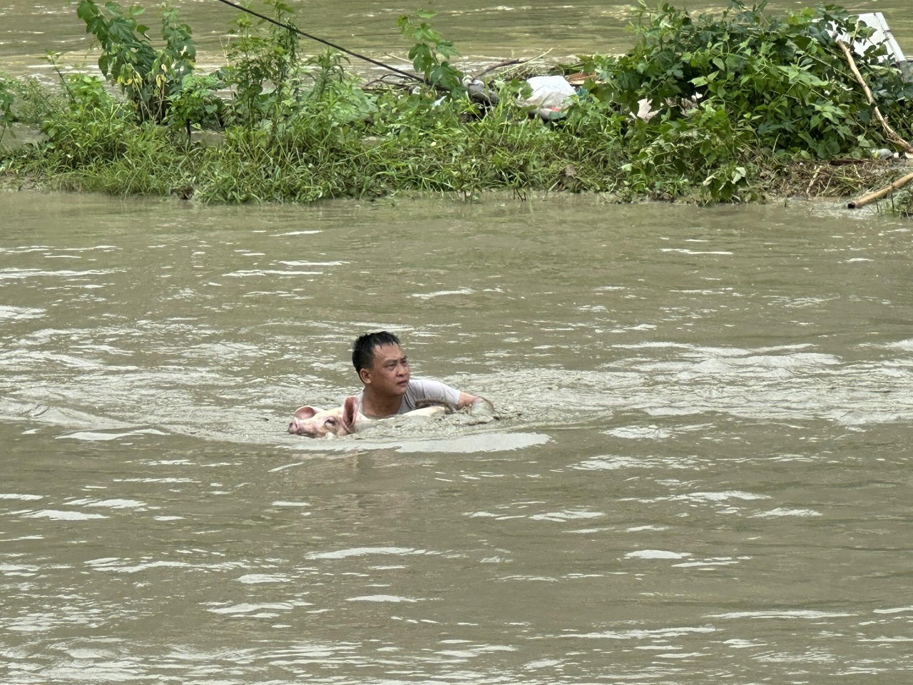 Vỡ cống hệ thống thoát tràn hồ chứa thải Công ty đồng Tả Phời