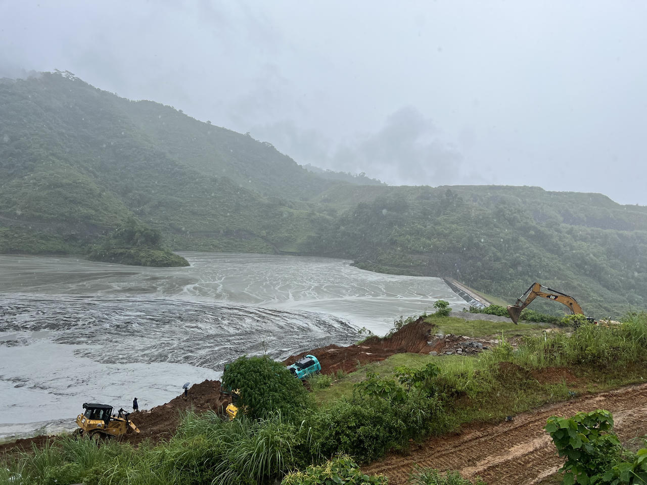 Vỡ cống hệ thống thoát tràn hồ chứa thải Công ty đồng Tả Phời