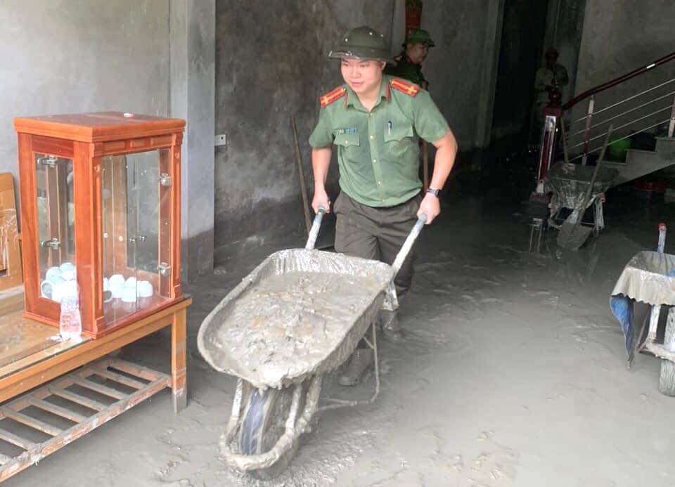 Công an TP Lào Cai giúp người dân ổn định cuộc sống sau sự cố vỡ cống hồ thải tuyển đồng Tả Phời 