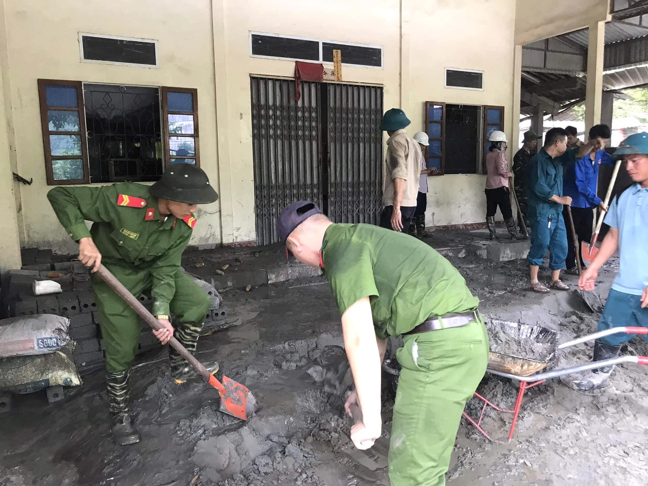 Công an TP Lào Cai giúp người dân ổn định cuộc sống sau sự cố vỡ cống hồ thải tuyển đồng Tả Phời 