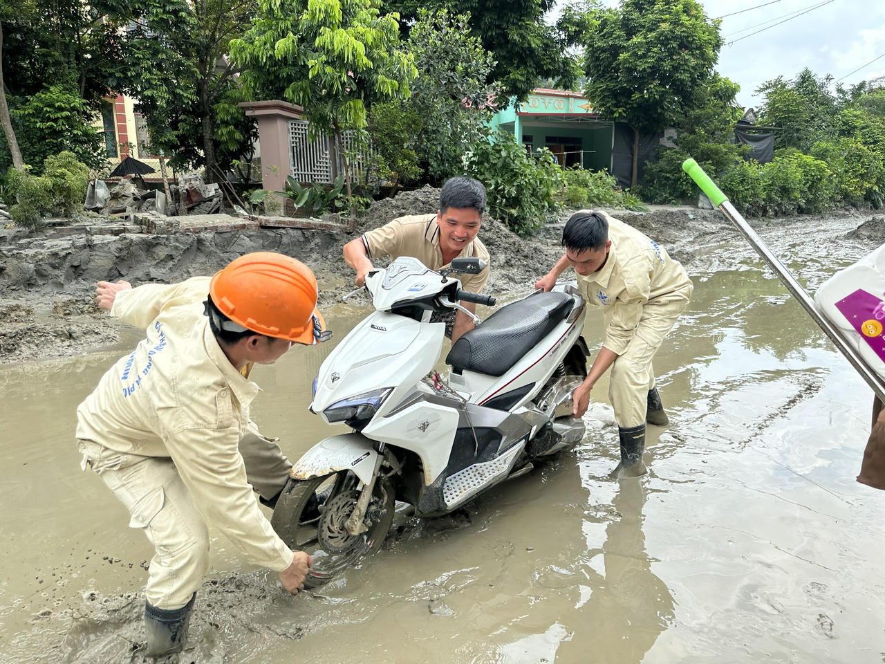 Bí thư Tỉnh ủy Lào Cai chỉ đạo khắc phục sự cố vỡ cống thoát tràn tại Tả Phời
