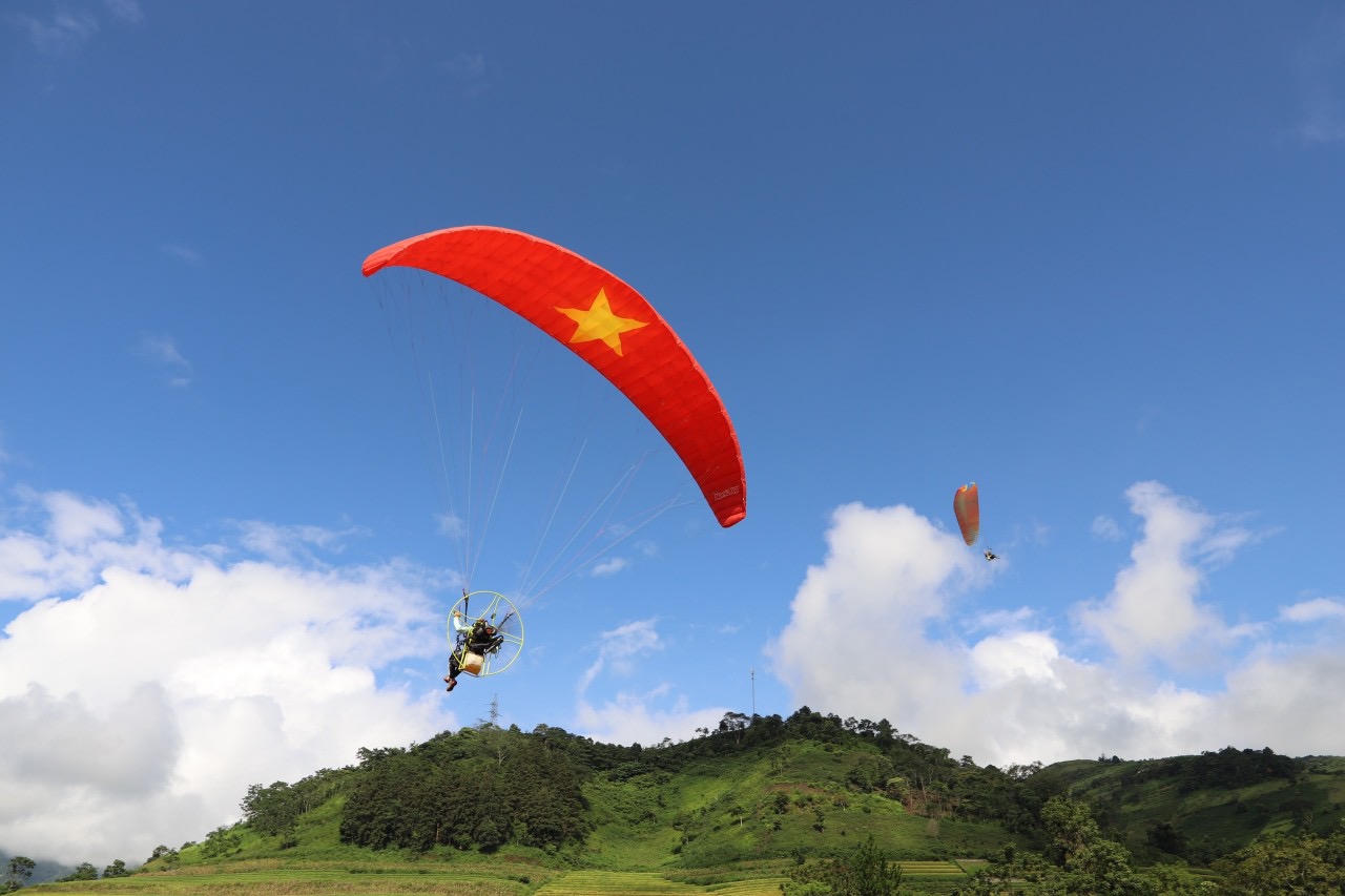 Khai mạc hoạt động trải nghiệm dù lượn, kayak, camping 'Giữa mùa vàng Bát Xát' năm 2023