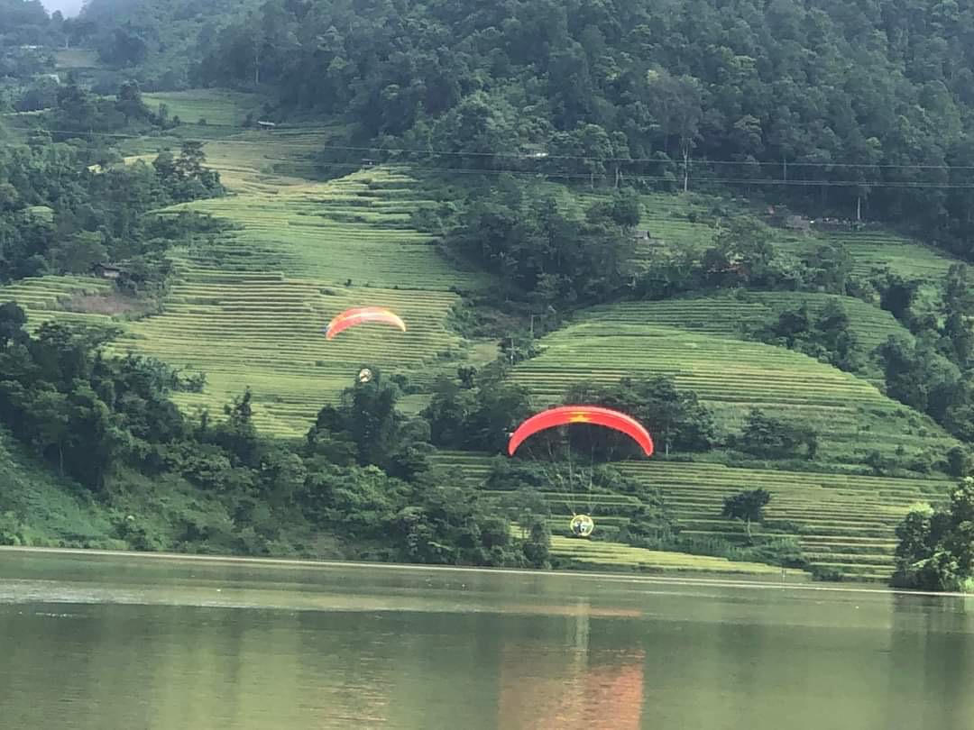 Khai mạc hoạt động trải nghiệm dù lượn, kayak, camping 'Giữa mùa vàng Bát Xát' năm 2023