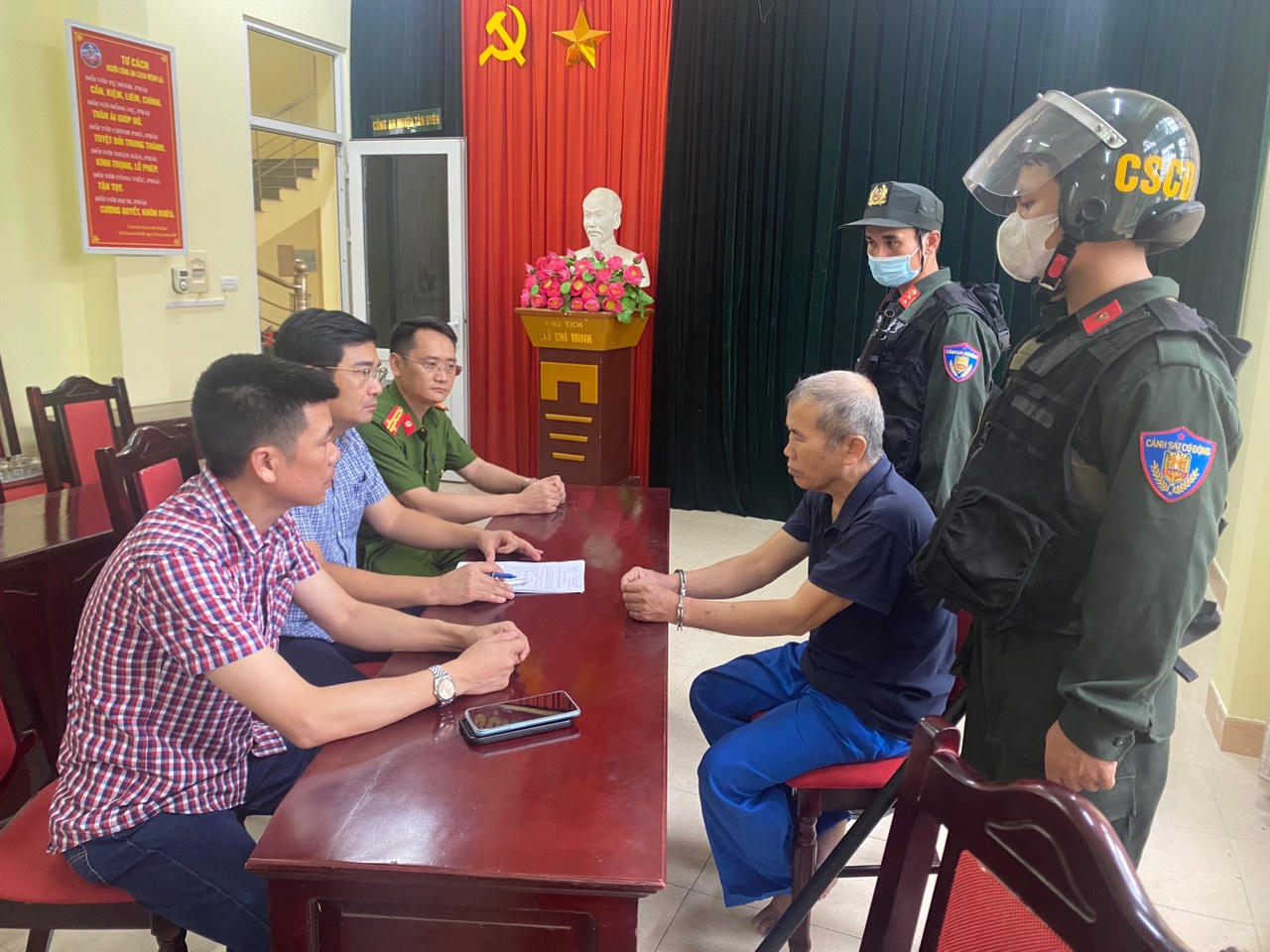 Bắt đối tượng giam giữ 2 cán bộ công an tại nhà riêng 