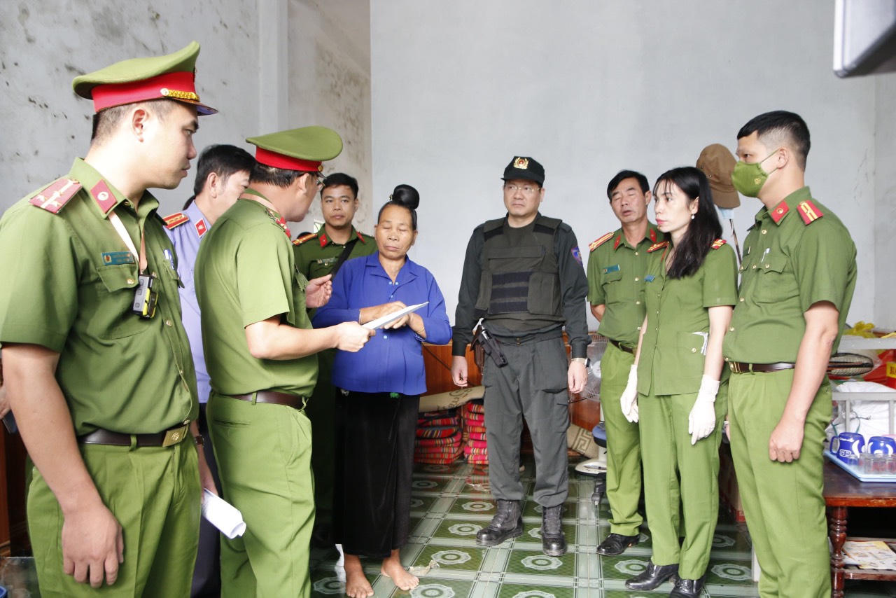 Bắt đối tượng giam giữ 2 cán bộ công an tại nhà riêng 