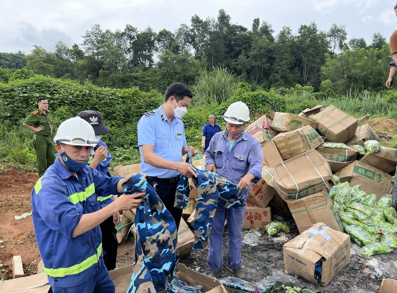 Công an Lào Cai tiến hành tiêu hủy 4 lô hàng không rõ nguồn gốc xuất xứ