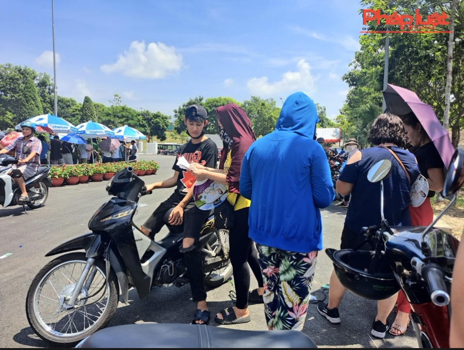 Giải bóng chuyền nữ quốc tế VTV CUP Ferroli 2023: Người hâm mộ xếp hàng cả đêm, vé “chợ đen” cao gấp 10 lần