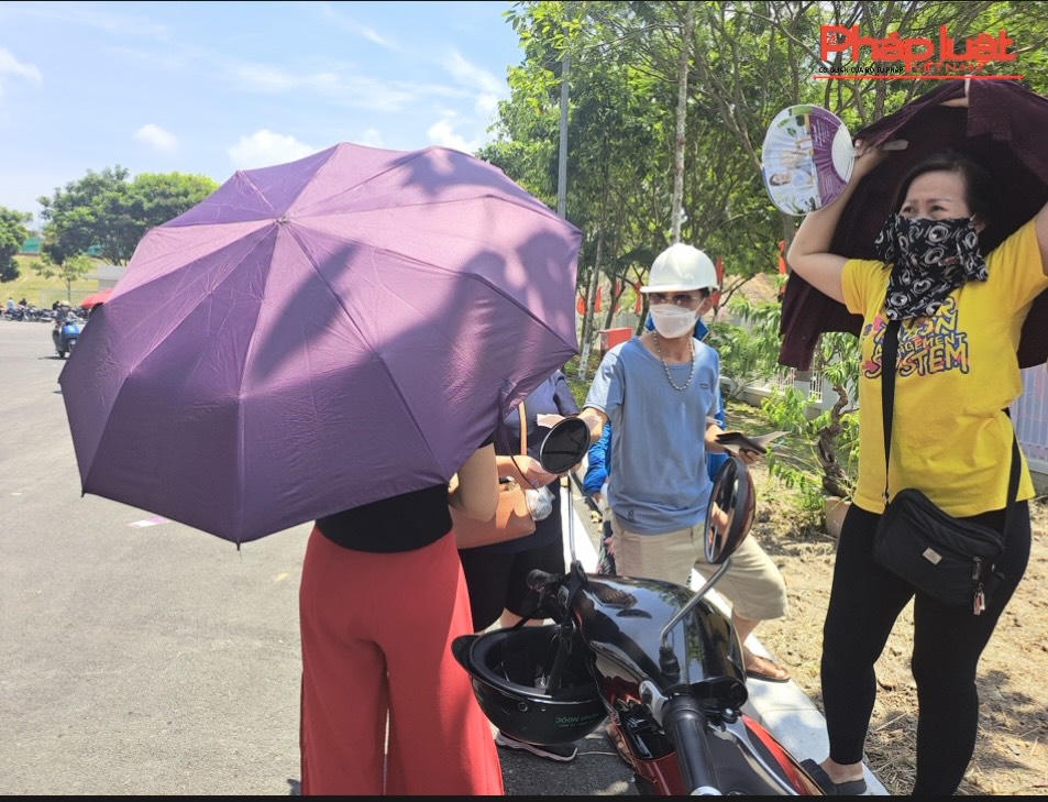 Giải bóng chuyền nữ quốc tế VTV CUP Ferroli 2023: Người hâm mộ xếp hàng cả đêm, vé “chợ đen” cao gấp 10 lần