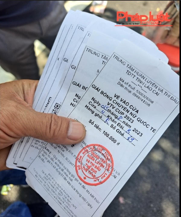 Giải bóng chuyền nữ quốc tế VTV CUP Ferroli 2023: Người hâm mộ xếp hàng cả đêm, vé “chợ đen” cao gấp 10 lần