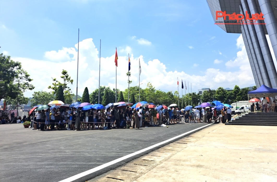 Giải bóng chuyền nữ quốc tế VTV CUP Ferroli 2023: Người hâm mộ xếp hàng cả đêm, vé “chợ đen” cao gấp 10 lần