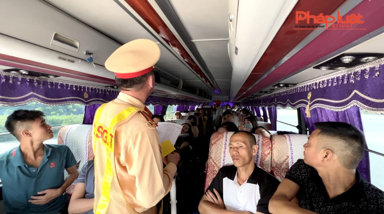 Tổng kiểm soát xe ô tô kinh doanh vận tải hành khách và xe ô tô vận tải hàng hóa bằng container trên Cao tốc Nội Bài - Lào Cai