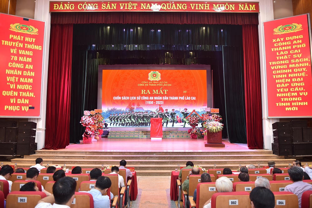 Ra mắt cuốn sách "lịch sử Công an thành phố Lào Cai năm 1950 -2013"