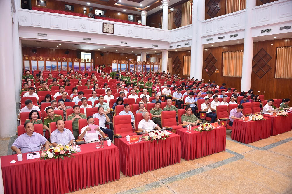 Ra mắt cuốn sách "lịch sử Công an thành phố Lào Cai năm 1950 -2013"