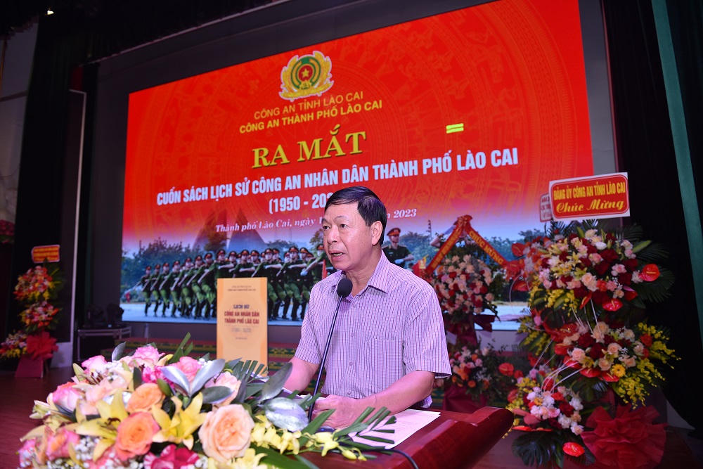 Ra mắt cuốn sách "lịch sử Công an thành phố Lào Cai năm 1950 -2013"
