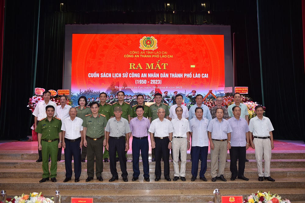 Ra mắt cuốn sách "lịch sử Công an thành phố Lào Cai năm 1950 -2013"