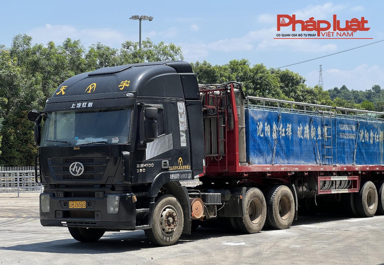 Xe chở cá tầm bốc mùi hôi thối tại Cửa khẩu quốc tế số II Kim Thành