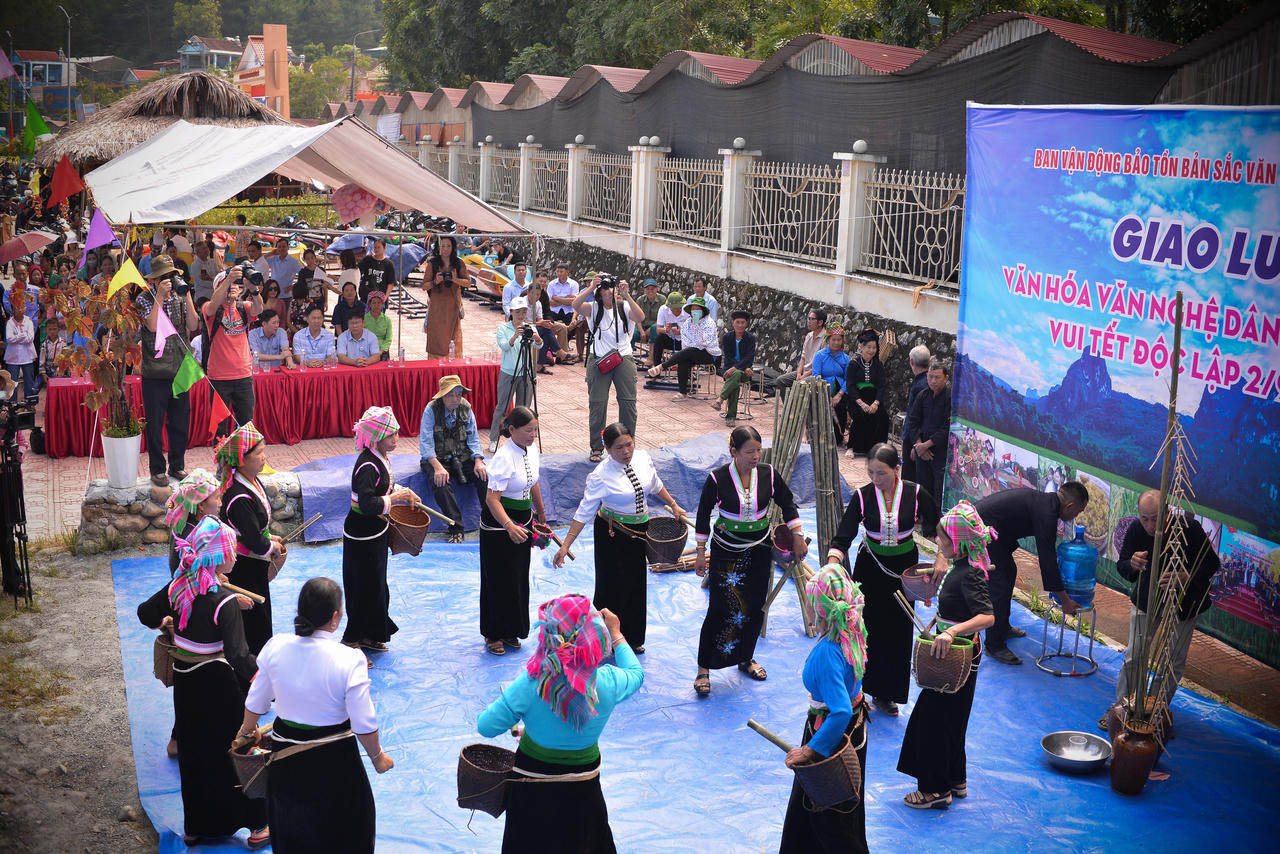 Đồng bào Than Uyên vui Tết Độc lập