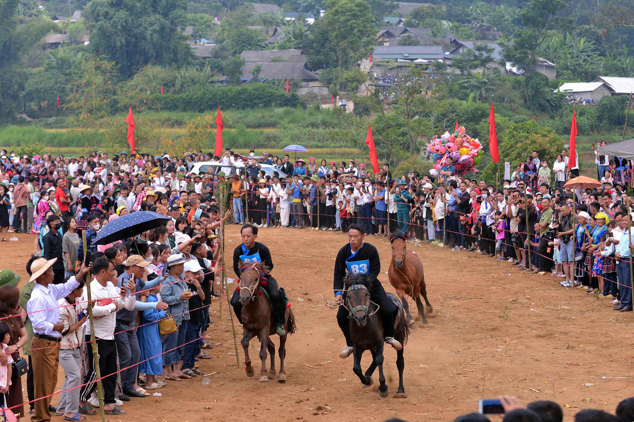 Đến Lai Châu ngược rẻo cao Tả Lèng vui hội đua ngựa 