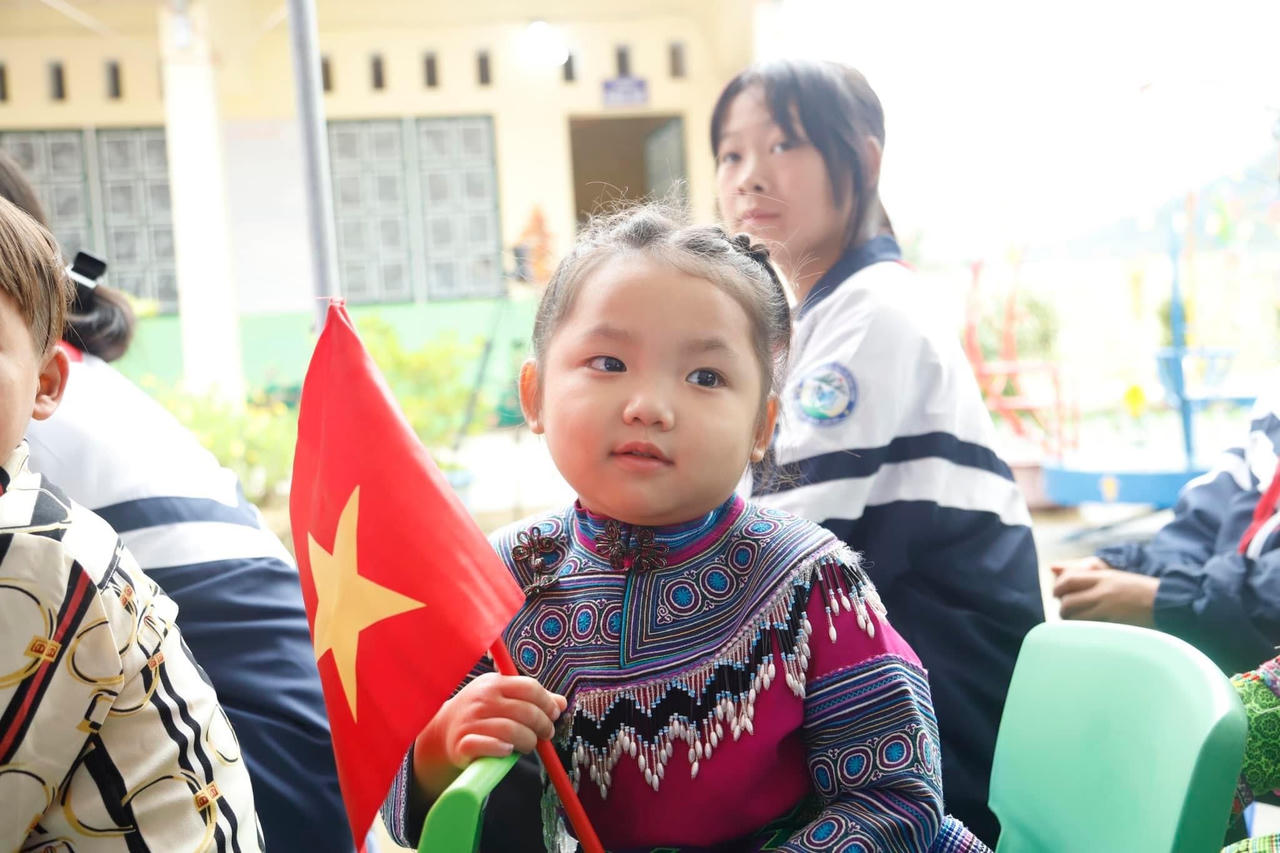 Tưng bừng khai giảng năm học mới trên mọi miền đất nước