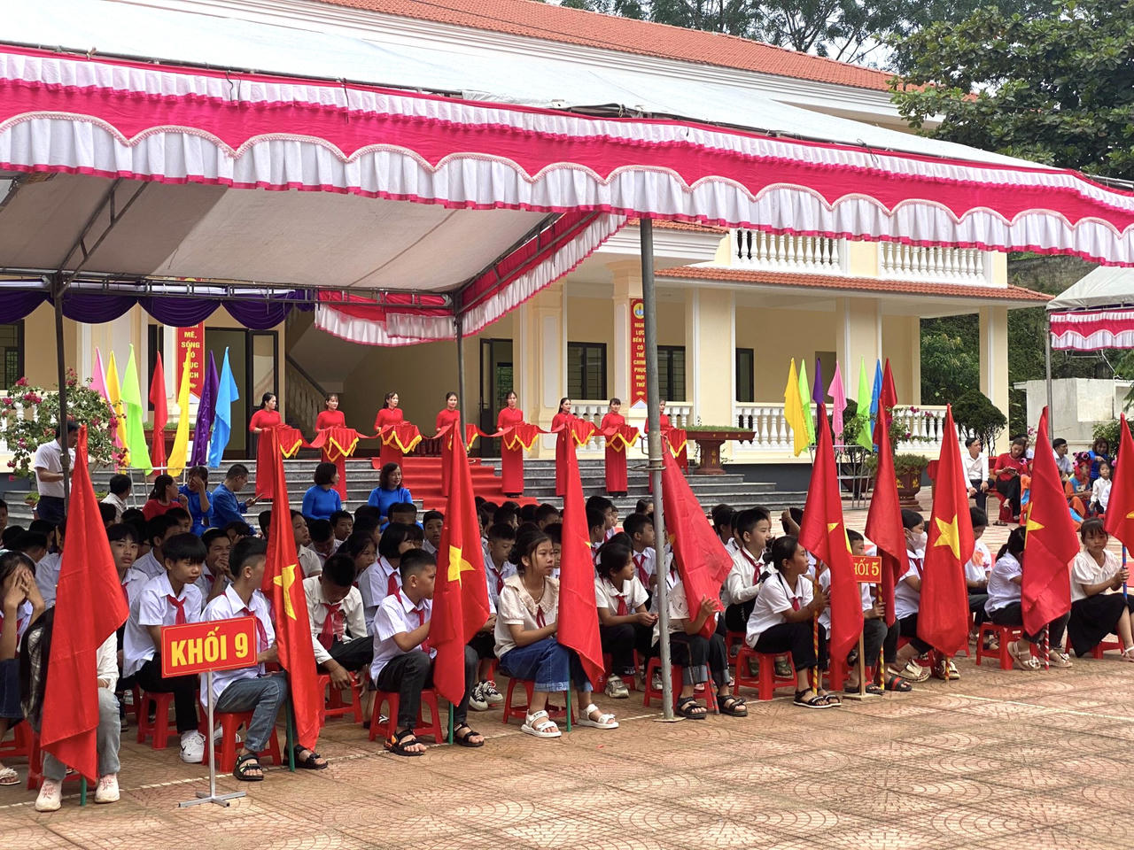 Tưng bừng khai giảng năm học mới trên mọi miền đất nước