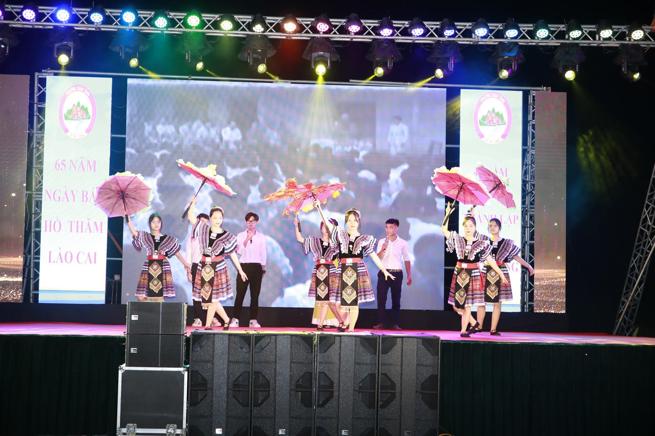 Trình diễn nghệ thuật kỷ niệm 65 năm ngày Bác Hồ lên thăm Lào Cai