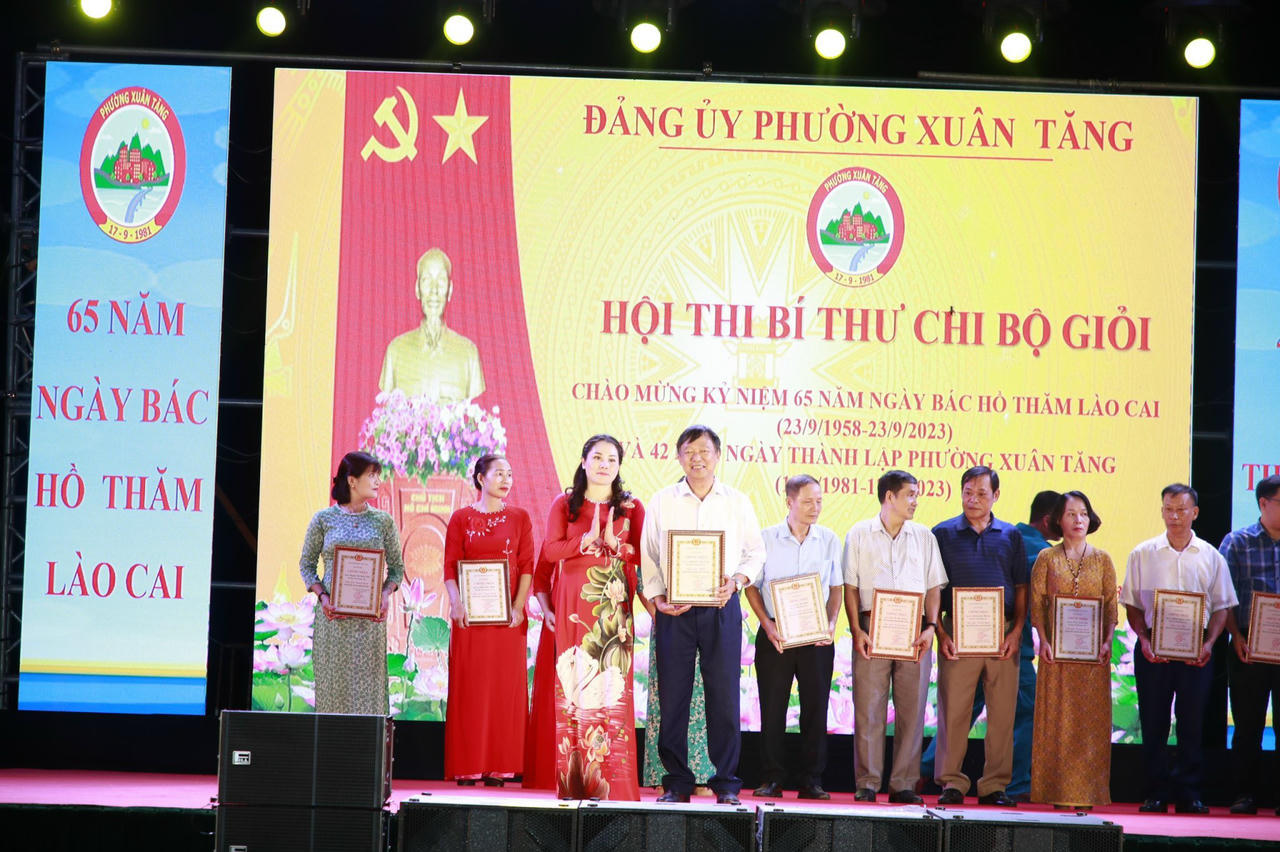 Trình diễn nghệ thuật kỷ niệm 65 năm ngày Bác Hồ lên thăm Lào Cai