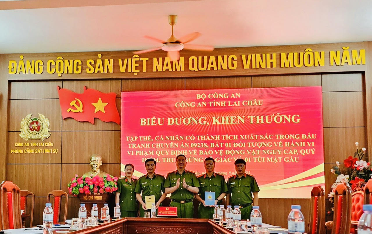 Bắt quả tang đối tượng mua bán sừng tê giác, mật gấu