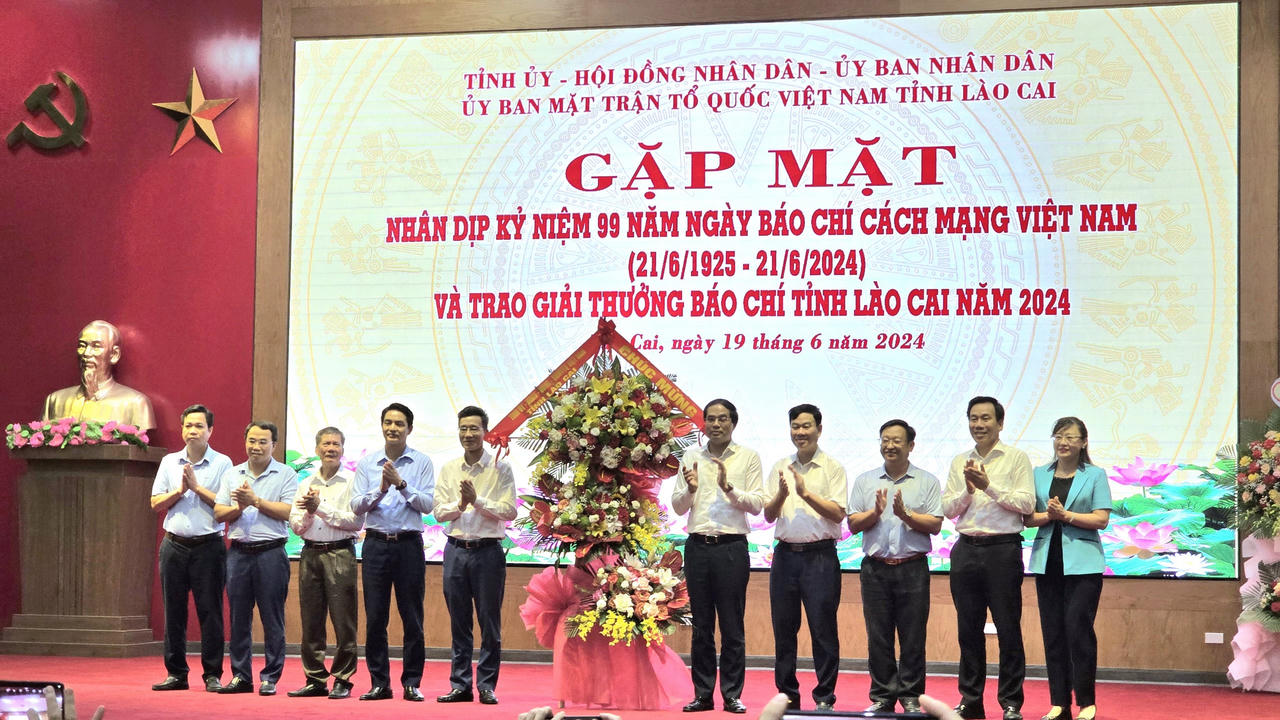 Nhóm Phóng viên Báo Pháp luật nhận Giải B, Giải Báo chí tỉnh Lào Cai năm 2024