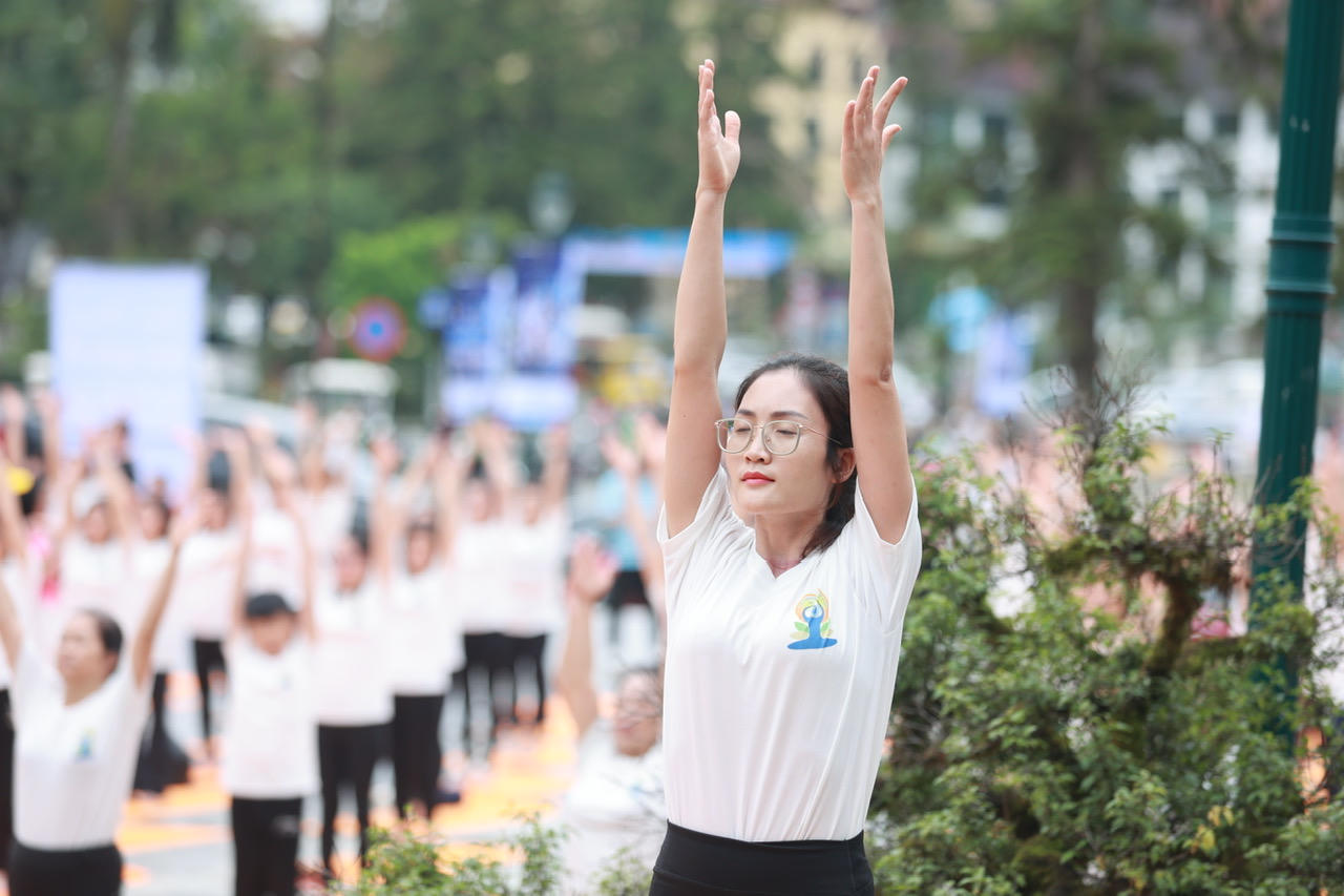 Gần 500 huấn luyện viên, học viên tham gia đồng diễn 'Yoga trong sương'