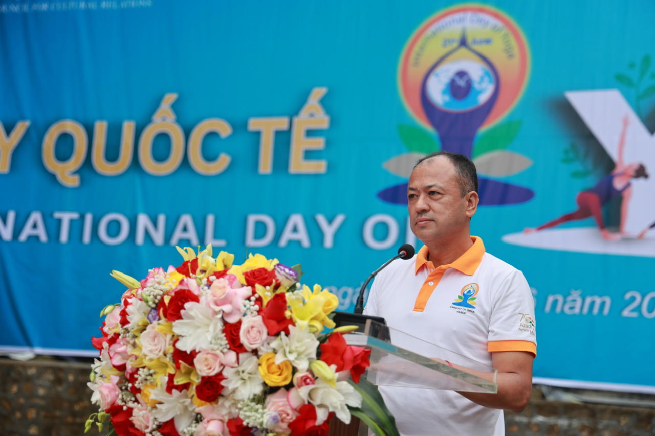 Gần 500 huấn luyện viên, học viên tham gia đồng diễn 'Yoga trong sương'