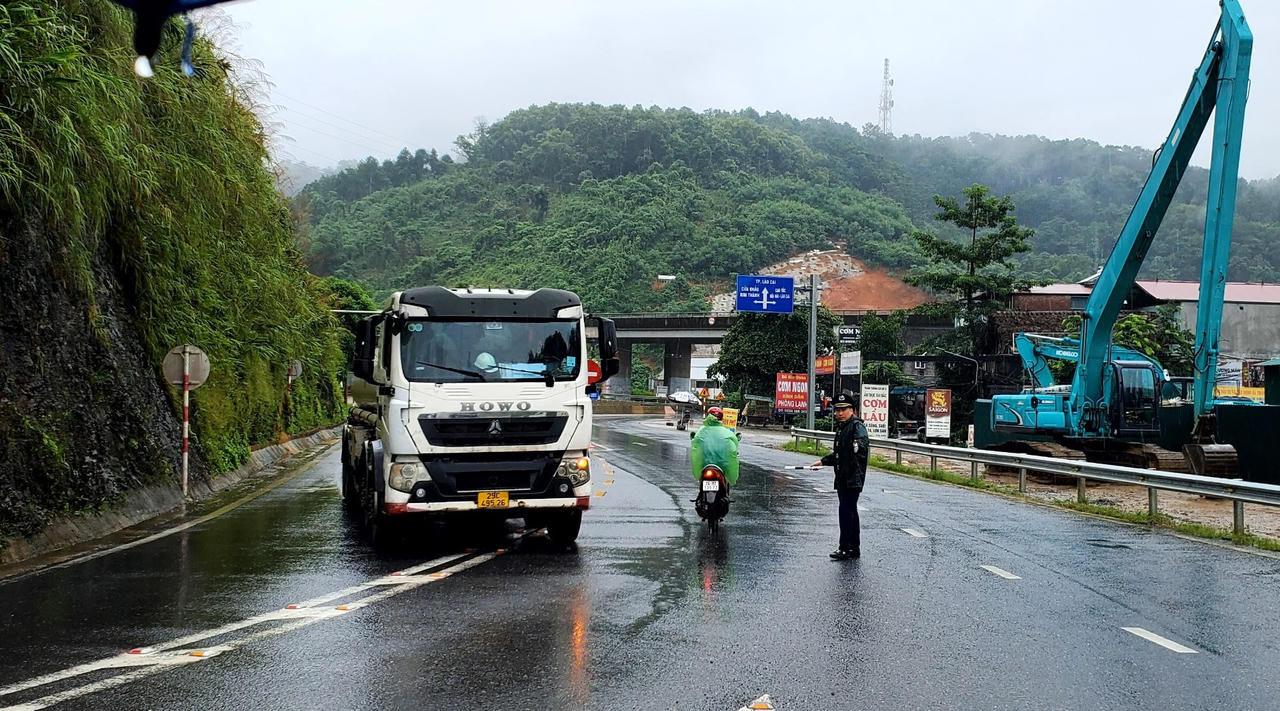 Mưa lớn gây ngập lụt, sạt lở nhiều tuyến đường tại Lào Cai