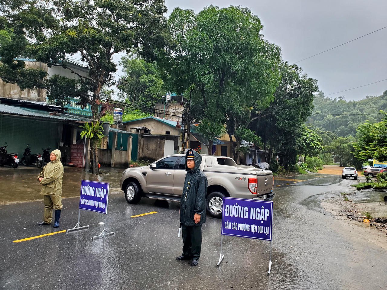 Mưa lớn gây ngập lụt, sạt lở nhiều tuyến đường tại Lào Cai