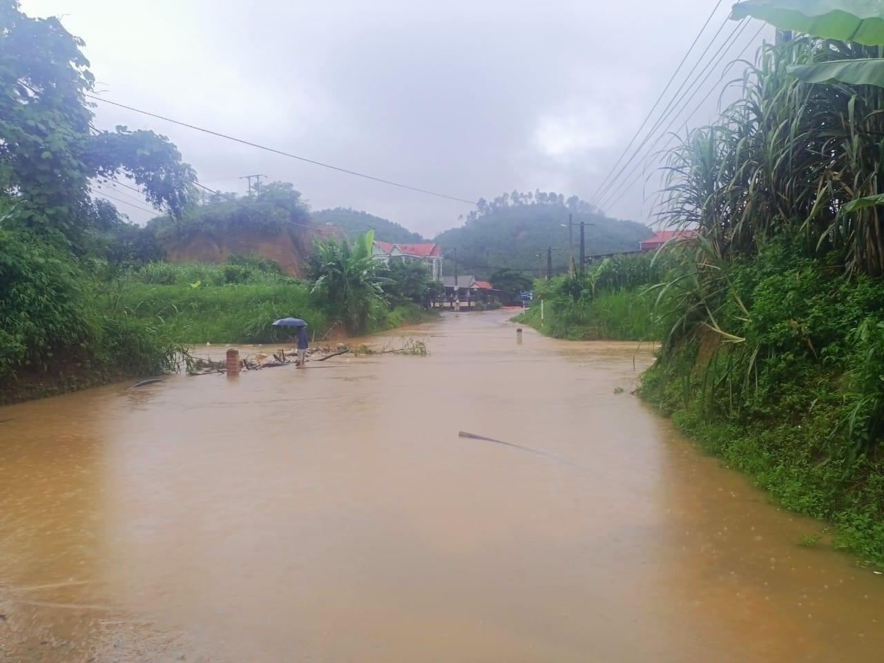 Mưa lớn gây ngập lụt, sạt lở nhiều tuyến đường tại Lào Cai